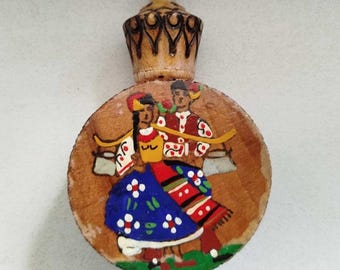 Aceite perfumado de rosa damascena búlgara excepcional en recipiente de madera pintado a mano