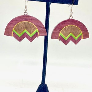 Leichte lilaHerz Boho Stil Holz Ohrringe