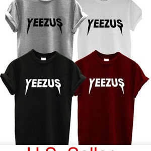 Puede incluir: Cuatro camisetas con la palabra "YEEZUS" impresa en una fuente en negrita y estilizada. Las camisetas son de color gris, blanco, negro y burdeos.