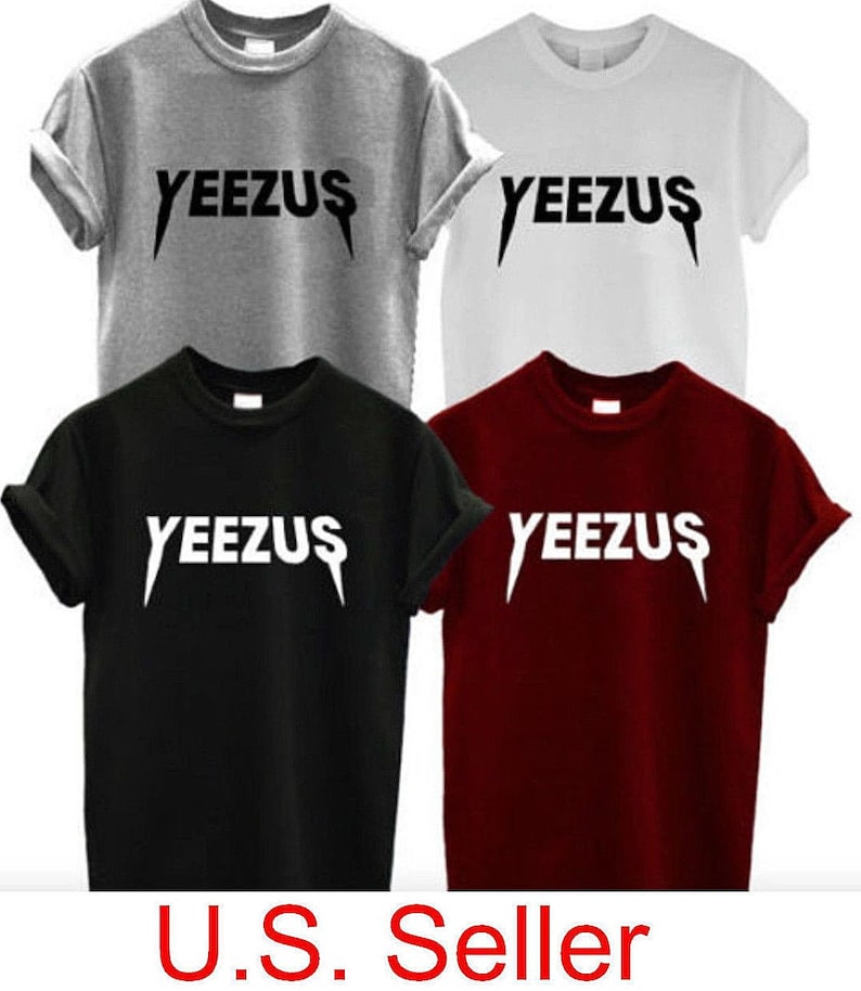 Puede incluir: Cuatro camisetas con la palabra "YEEZUS" impresa en una fuente en negrita y estilizada. Las camisetas son de color gris, blanco, negro y burdeos.