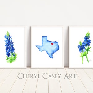 Benutzerdefinierte Texas Karte und Bluebonnet Kunstdruck 3er-Set, rotes Aquarell Herz Markiert Deine Stadt, Texas Bluebonnets von Cheryl Casey