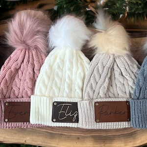 Kinder (3-7 Jahre) Mädchen Personalisierte Name oder Monogramm Initialen Pom Mütze, Patch aus veganem Leder, Wintermütze, Benutzerdefinierte Name Mütze, Pom Pom Mütze