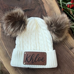 Kinder Mädchen Personalisierter Name oder Monogramm Initialen Doppel Pom Pom, individueller Name Wintermütze mit veganem Lederpatch