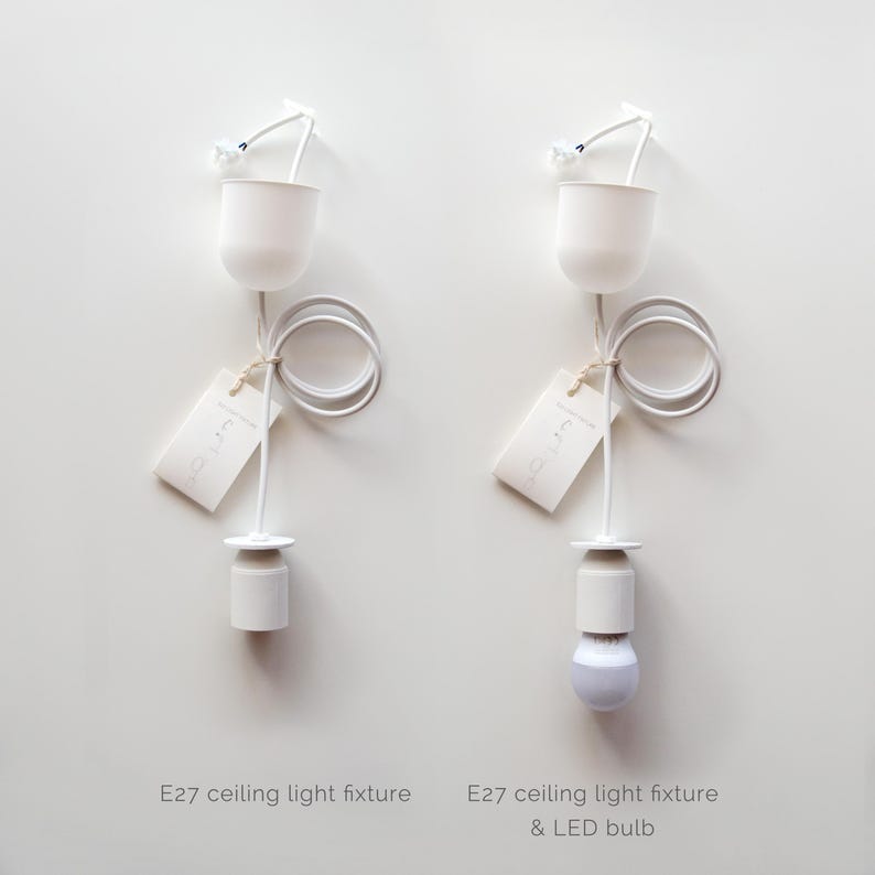 Puede incluir: Dos l&aacute;mparas de techo blancas E27 con cables blancos y una cubierta de techo blanca. La l&aacute;mpara de la derecha tiene una bombilla LED blanca instalada.