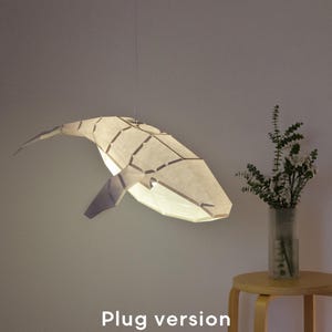 Kit de lámpara colgante de papel con forma de ballena jorobada para hacer tú mismo - Versión con enchufe (kit de manualidades de papel precortado)
