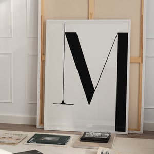 Arte imprimible con letra M mayúscula grande en blanco y negro / Póster caligráfico industrial monocromático / Impresión de iniciales de nombre con fuente lineal