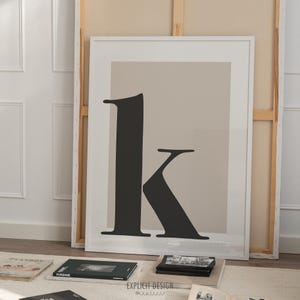 Letra k en negrita imprimible / Póster de iniciales en tonos crema neutros / Arte tipográfico personalizado / Galería infantil con alfabeto beige / Manualidades modernas