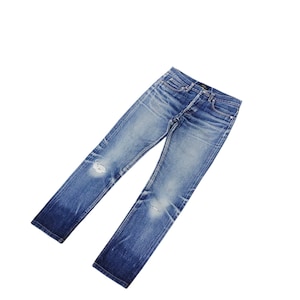 Puede incluir: Una taza de cer&aacute;mica blanca con un asa negra y el texto "But First, Coffee" en negro, con una fuente de estilo manuscrito. La taza est&aacute; sobre una superficie blanca.