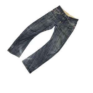 Op de afbeelding: Verbleekte blauwe denim jeans met een klassiek vijf-zakken ontwerp. De jeans hebben een rechte pijp en een versleten uiterlijk, wat wijst op een vintage of distressed stijl. De denim heeft een medium wassing met subtiele vervaging en whiskers.
