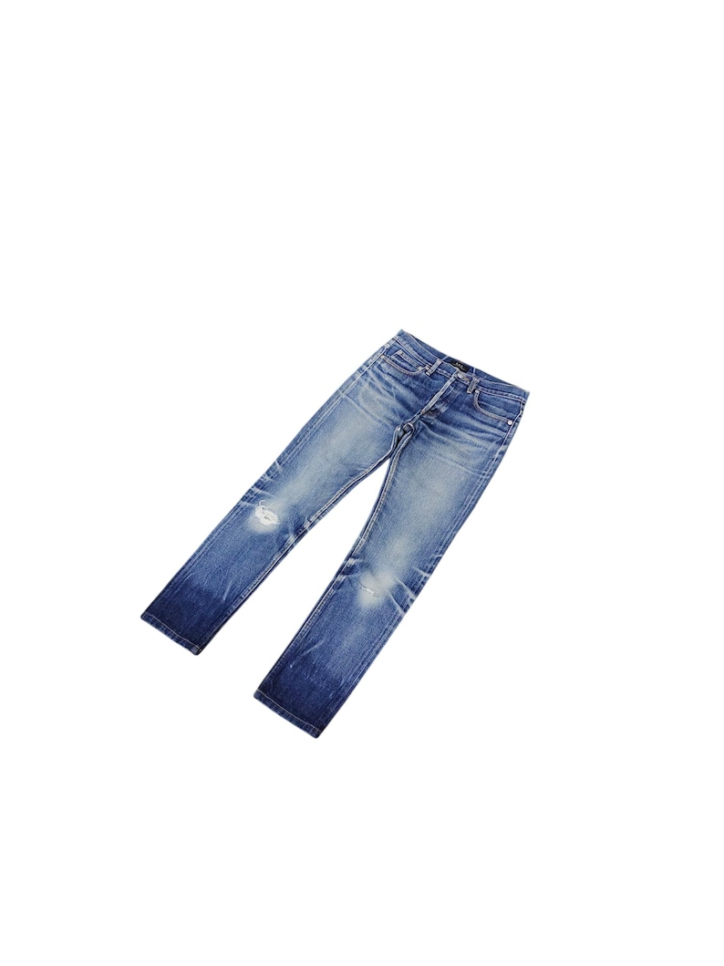 Puede incluir: Una taza de cer&aacute;mica blanca con un asa negra y el texto "But First, Coffee" en negro, con una fuente de estilo manuscrito. La taza est&aacute; sobre una superficie blanca.