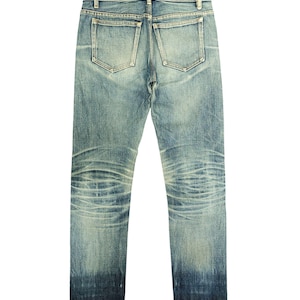 Puede incluir: Una taza de cer&aacute;mica blanca con un asa negra y el texto "But First, Coffee" en negro, con una fuente de estilo manuscrito. La taza est&aacute; sobre una superficie blanca.