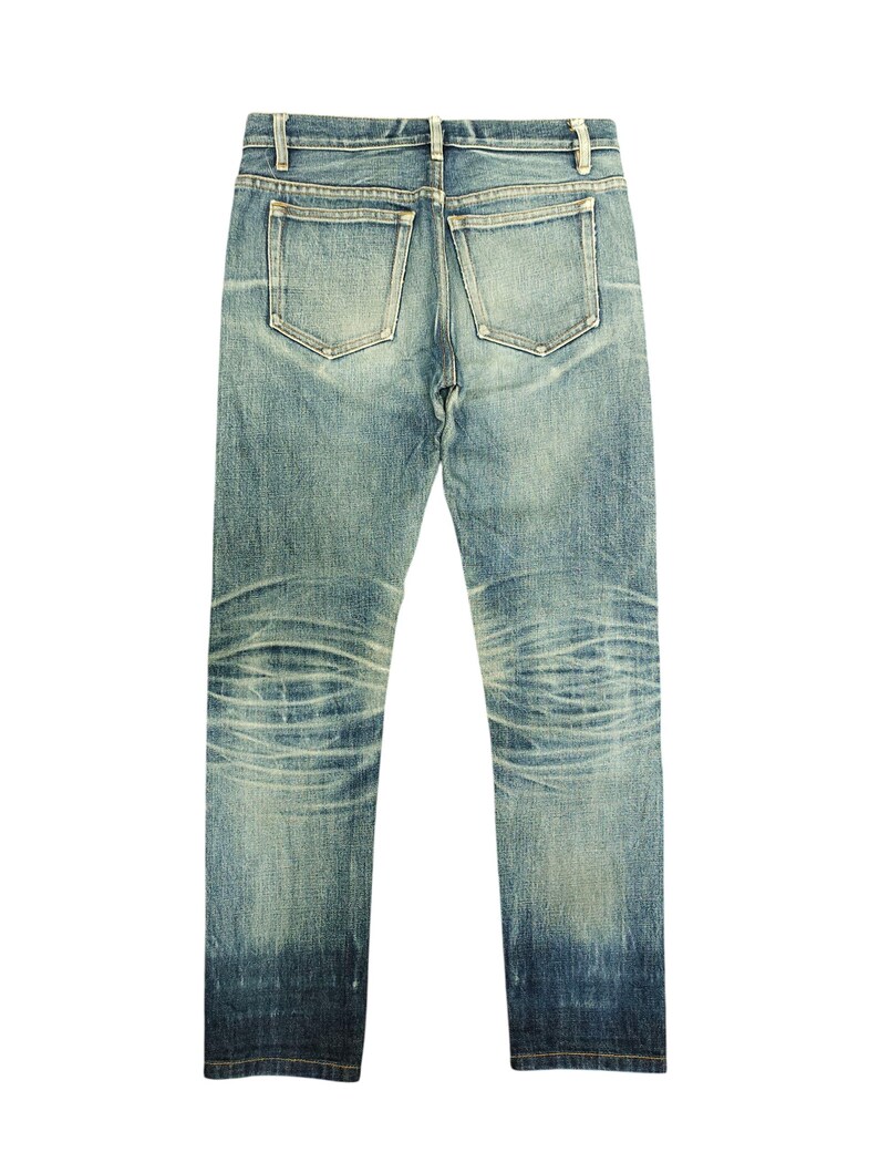 Puede incluir: Una taza de cer&aacute;mica blanca con un asa negra y el texto "But First, Coffee" en negro, con una fuente de estilo manuscrito. La taza est&aacute; sobre una superficie blanca.