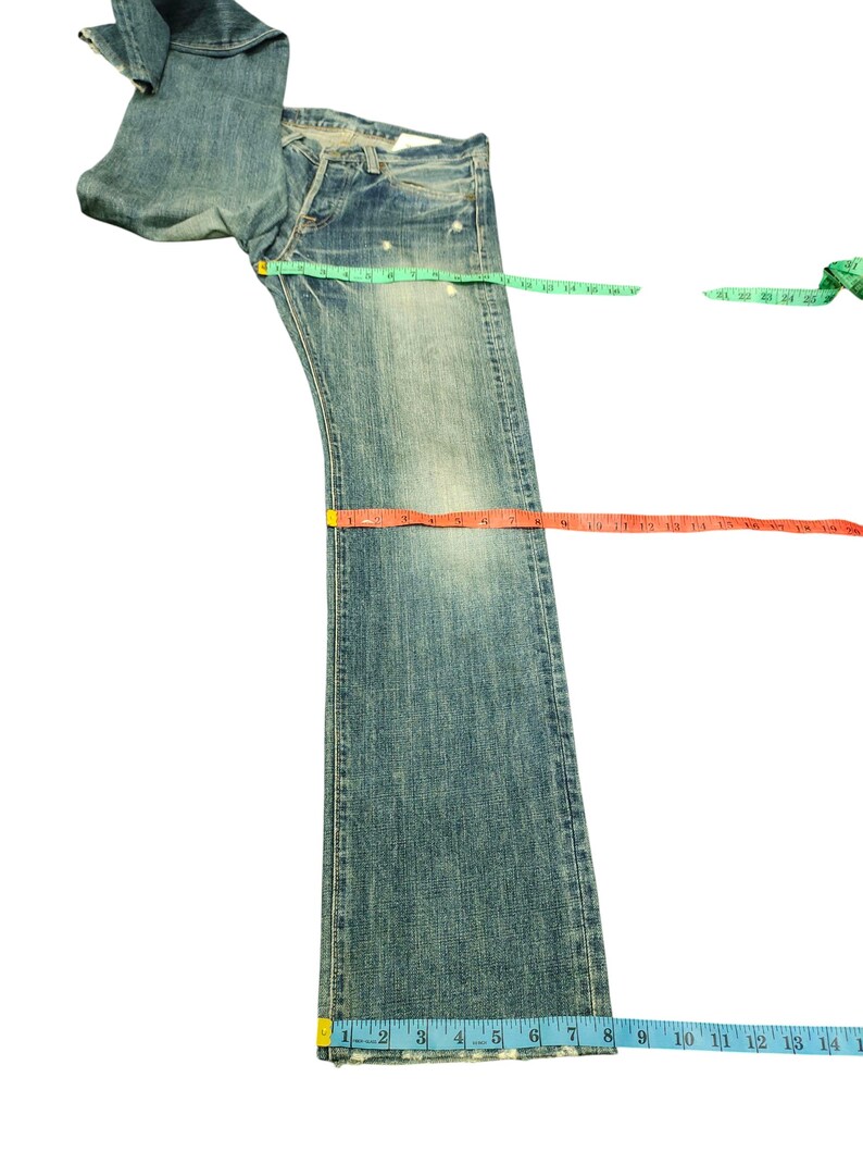 Puede incluir: Vaqueros de mezclilla azul claro con un lavado descolorido. Los vaqueros est&aacute;n colocados planos con cintas m&eacute;tricas en la cintura, el muslo y el dobladillo. Los vaqueros tienen bragueta con botones y dise&ntilde;o cl&aacute;sico de cinco bolsillos. Medidas en cm.