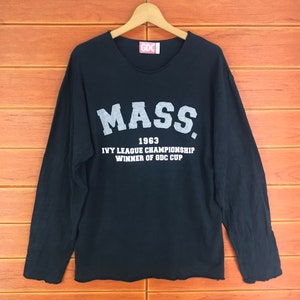 Puede incluir: Camiseta negra de manga larga con un estampado gráfico blanco que dice "MASS. 1963 IVY LEAGUE CHAMPIONSHIP WINNER OF GDC CUP"