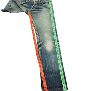 Puede incluir: Una taza de cer&aacute;mica blanca con un asa negra y el texto "But First, Coffee" en negro, con una fuente de estilo manuscrito. La taza est&aacute; sobre una superficie blanca.