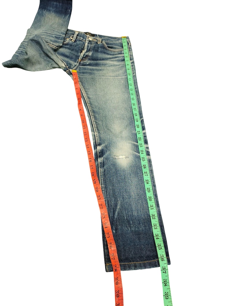 Puede incluir: Una taza de cer&aacute;mica blanca con un asa negra y el texto "But First, Coffee" en negro, con una fuente de estilo manuscrito. La taza est&aacute; sobre una superficie blanca.