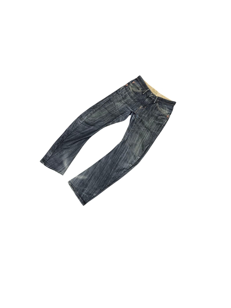 Op de afbeelding: Verbleekte blauwe denim jeans met een klassiek vijf-zakken ontwerp. De jeans hebben een rechte pijp en een versleten uiterlijk, wat wijst op een vintage of distressed stijl. De denim heeft een medium wassing met subtiele vervaging en whiskers.