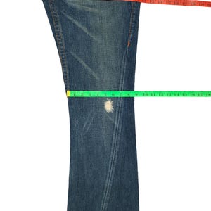K&ouml;nnte beinhalten: Eine blaue Jeans aus Denim mit Used-Look. Die Jeans hat einen geraden Schnitt und eine Bootcut-Form. Die Innenbeinl&auml;nge betr&auml;gt etwa 86 cm.