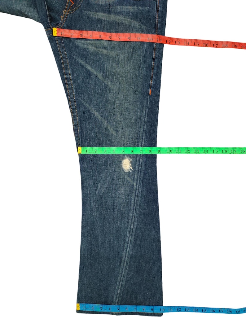 K&ouml;nnte beinhalten: Eine blaue Jeans aus Denim mit Used-Look. Die Jeans hat einen geraden Schnitt und eine Bootcut-Form. Die Innenbeinl&auml;nge betr&auml;gt etwa 86 cm.