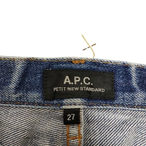 Vaqueros vintage de los 90 de A.P.C. con orillo, efecto desgastado y marcas de garra, marca Comme des Garçons Undercover, cintura 27. imagen 4