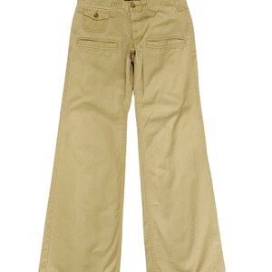 Puede incluir: Un pantal&oacute;n cargo beige de pierna recta con m&uacute;ltiples bolsillos.