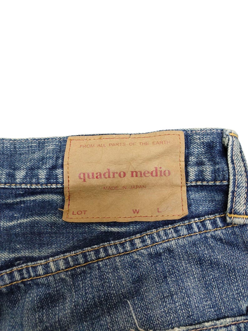 Puede incluir: Una taza de cer&aacute;mica blanca con un asa negra y el texto "But First, Coffee" en negrita negra. La taza est&aacute; llena de un l&iacute;quido oscuro, probablemente caf&eacute;, y se encuentra sobre una superficie clara.