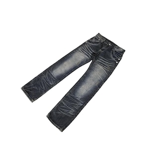 Könnte beinhalten: Eine blaue Jeans mit ausgewaschener und abgenutzter Optik. Die Jeans hat eine lockere Passform und ein gerades Bein.