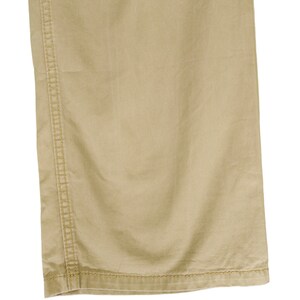 Puede incluir: Un pantal&oacute;n cargo beige con una costura en el lateral de la pierna.