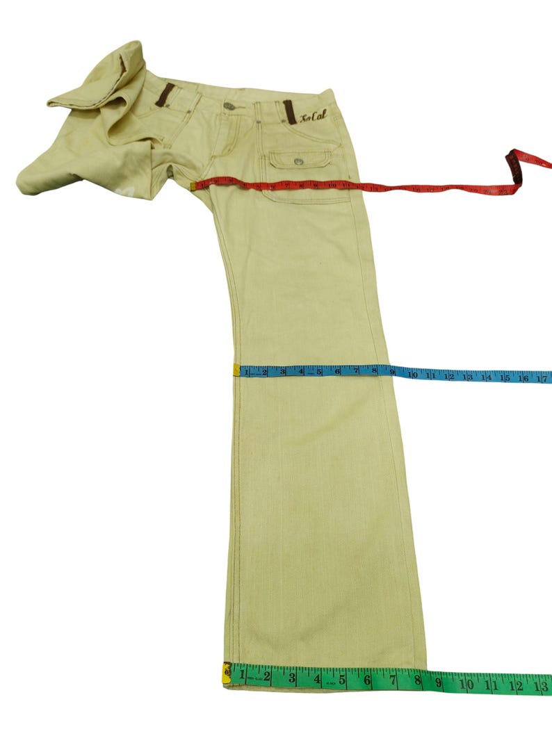 Puede incluir: Pantalones vaqueros de color amarillo claro con un dise&ntilde;o de pernera recta. Los pantalones tienen cierre de bot&oacute;n y cremallera, trabillas para el cintur&oacute;n y dos bolsillos delanteros. La palabra "So Cal" est&aacute; bordada en el bolsillo trasero. Los pantalones se miden con una cinta m&eacute;trica.