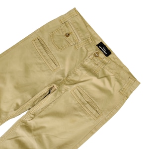 Puede incluir: Un pantal&oacute;n cargo color caqui con m&uacute;ltiples bolsillos. El pantal&oacute;n tiene una etiqueta negra con el texto "JACK & JONES" en el lado derecho.