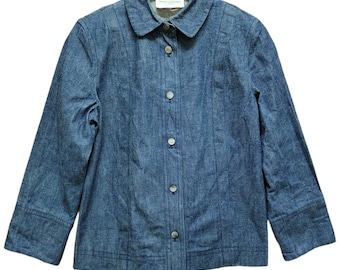 Peut inclure: Une chemise en jean bleu à boutons, avec un col et des manches longues. La chemise a une silhouette légèrement cintrée et se ferme par des boutons à l'avant.