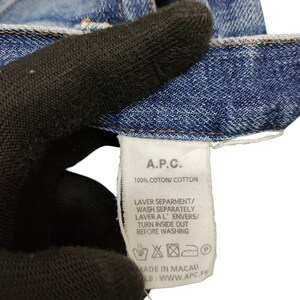 Puede incluir: Una taza de cer&aacute;mica blanca con un asa negra y el texto "But First, Coffee" en negro, en negrita. La taza est&aacute; sobre una superficie blanca.