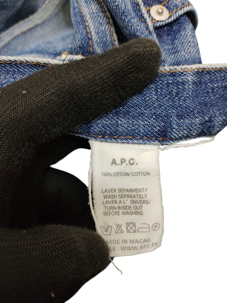 Puede incluir: Una taza de cer&aacute;mica blanca con un asa negra y el texto "But First, Coffee" en negro, en negrita. La taza est&aacute; sobre una superficie blanca.