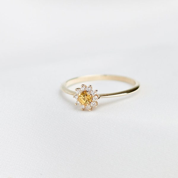 Bague en saphir jaune avec de minuscules diamants, pierres précieuses rondes, bague en or 9K 14K 18K, bande triangulaire mince, bijoux en pierres précieuses naturelles, cadeau pour elle