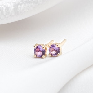 Pequeños aretes de amatista engastados en oro macizo de 9, 14 y 18 quilates, piedra natal violeta de febrero, joyería de piedras preciosas naturales, regalo de cumpleaños para ella.
