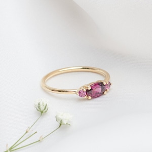 Oval Rhodolite Ring, 9K 14K 18K Gold Ring, January Birthstone, Solid Gold Round Band, Three-stone Ring, Elegant Birthday Gift for Her