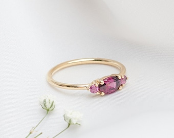 Oval Rhodolite Ring, 9K 14K 18K Gold Ring, January Birthstone, Solid Gold Round Band, Three-stone Ring, Elegant Birthday Gift for Her