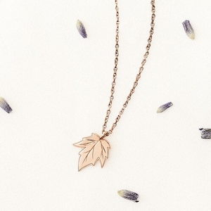 Kleine Ahornblatt Charm Halskette, Massiv Gold Anhänger, Natur inspiriert Schmuck