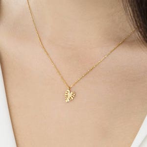 Halsband i guldblad, halsband i monsterablad, halsband i 14 karat guld, gult guld, roséguld, tropiskt halsband, monsterablad, exotiskt guldhänge