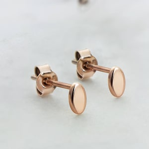 小さな楕円形のイヤリング、9K 14K 18K ローズゴールドのイヤリング、小さなゴールドのスタッド、彼女へのギフト、ミニマリストの幾何学的なスタッド