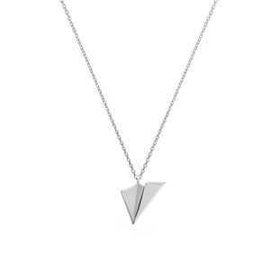 Op de afbeelding: Een zilveren ketting met een zilveren papieren vliegtuigje hanger.