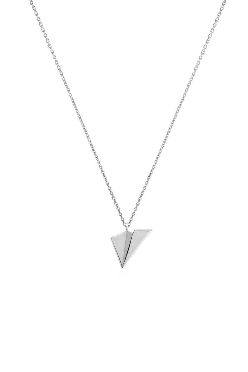 Op de afbeelding: Een zilveren ketting met een zilveren papieren vliegtuigje hanger.