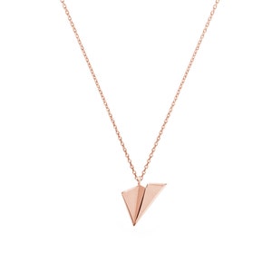 Op de afbeelding: Een ketting van ros&eacute;goud met een papieren vliegtuigje hanger.
