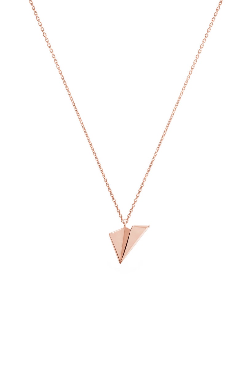 Op de afbeelding: Een ketting van ros&eacute;goud met een papieren vliegtuigje hanger.