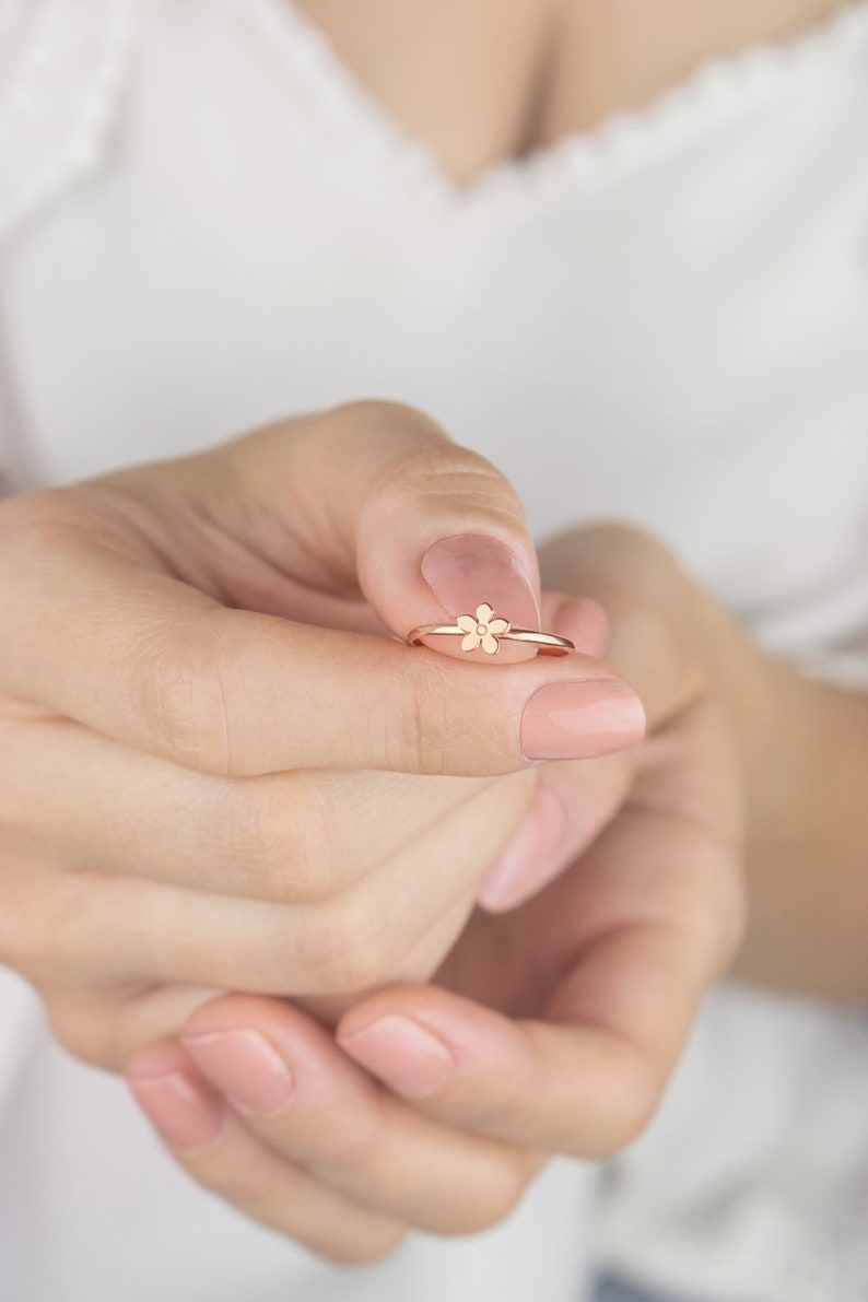 Flower Jewelry Solid Gold Thin Band 9K 14K 18K Rose Gold Ring Gift For Daughter Dainty Floral Band Tiny Flower Ring Romantic Gold Ring