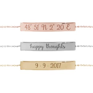 All three color options of the solid gold bracelet with an engravable horizontal curved bar with coordinates attached to a chain and a spring-ring clasp. Rose, white and yellow gold, every option displayed on a white background.