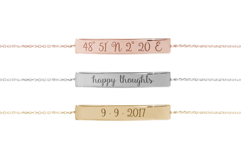 All three color options of the solid gold bracelet with an engravable horizontal curved bar with coordinates attached to a chain and a spring-ring clasp. Rose, white and yellow gold, every option displayed on a white background.