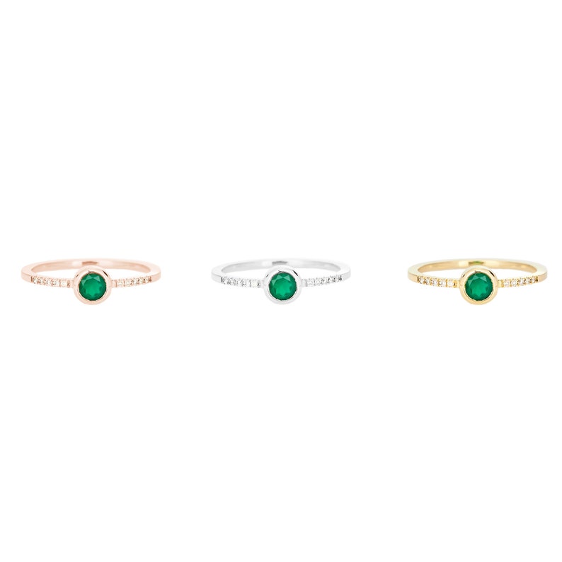 All three color options of the solid gold ring with a round-shaped green agate gemstone and five tiny diamonds on each side of the stone, around its band. Rose, white and yellow gold, every option displayed on a white background.