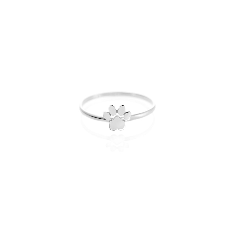 Puede incluir: Un anillo de plata con un dise&ntilde;o de huella de pata.