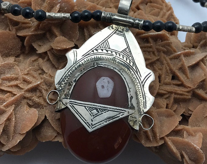 Touareg Collier vintage Pendentif en Argent et Pierre Agate Rouge 16 Ovale Tête de Déesse